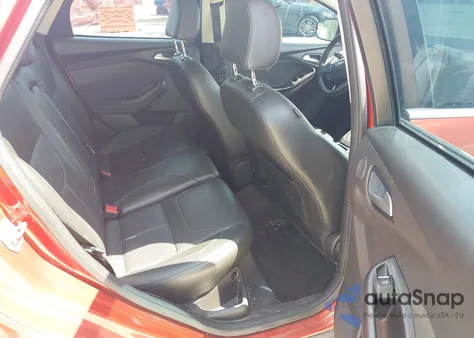 2018 Ford Focus Titanium z USA, uszkodzony, nr VIN 1FADP3J23JL295888